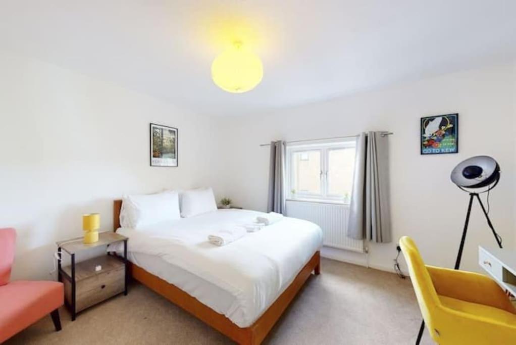 4 Bedroom Family On Piccadilly Line Londra