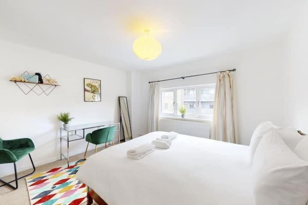 4 Bedroom Family On Piccadilly Line Casa vacanze Londra