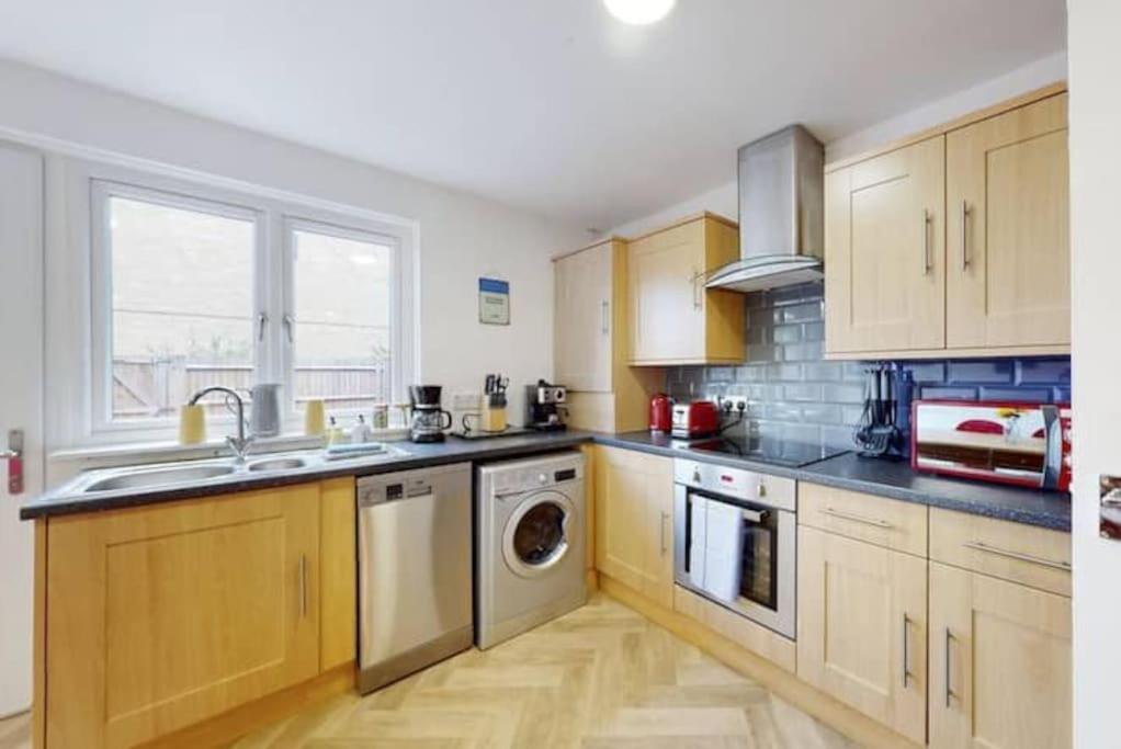 4 Bedroom Family On Piccadilly Line Casa vacanze
