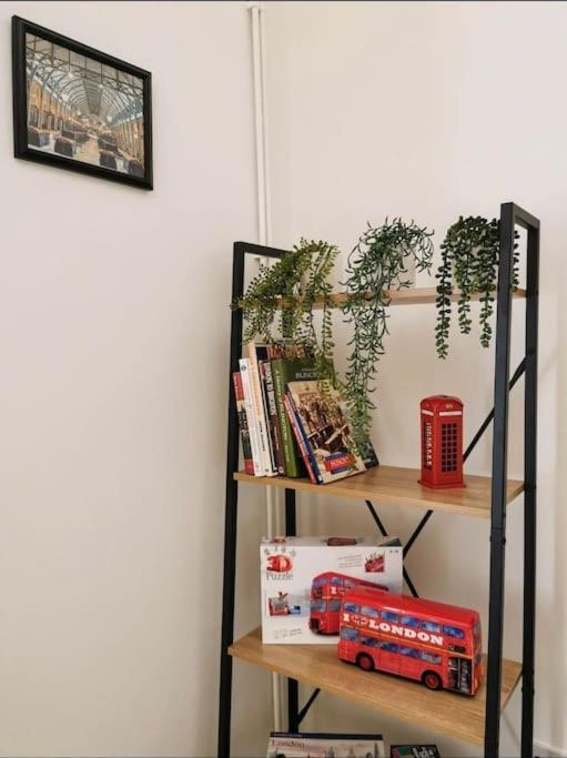 4 Bedroom Family On Piccadilly Line Holiday home London